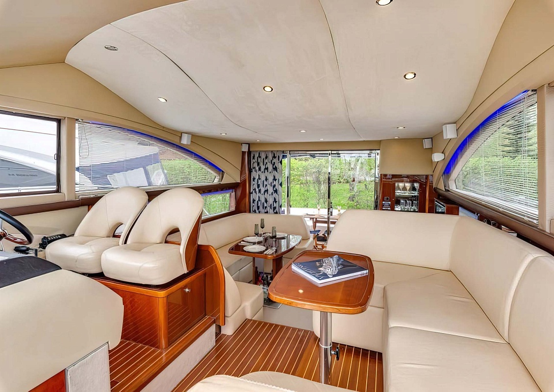 Аренда моторной яхты Princess 54 в Москве и Московской области
